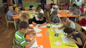 Картинки дети рисуют в детском саду 007