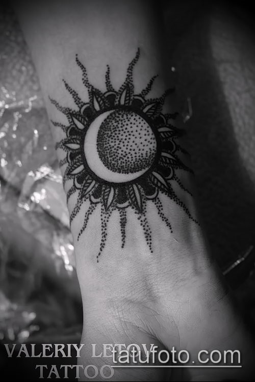 Красивая татуировка луна и солнце 015