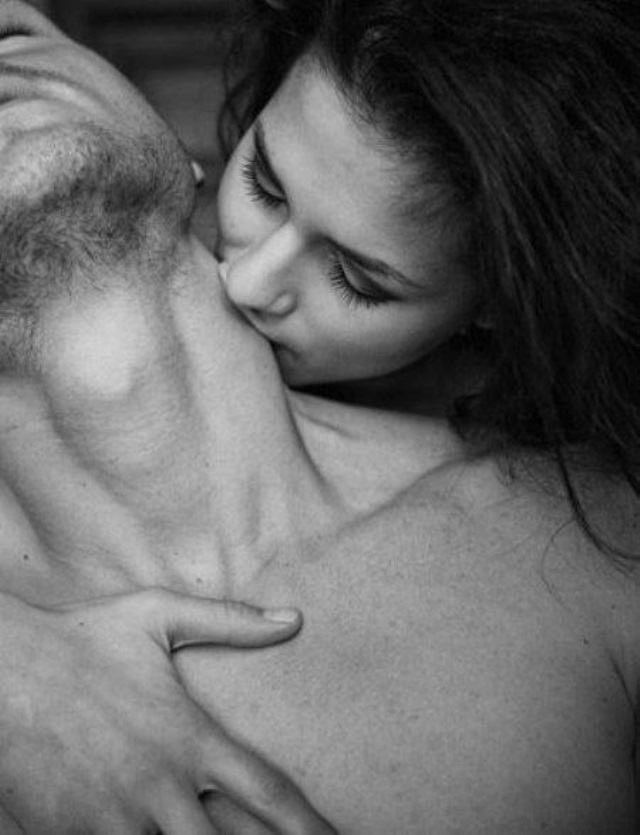 Фото как женщина целует мужчину в шею 019