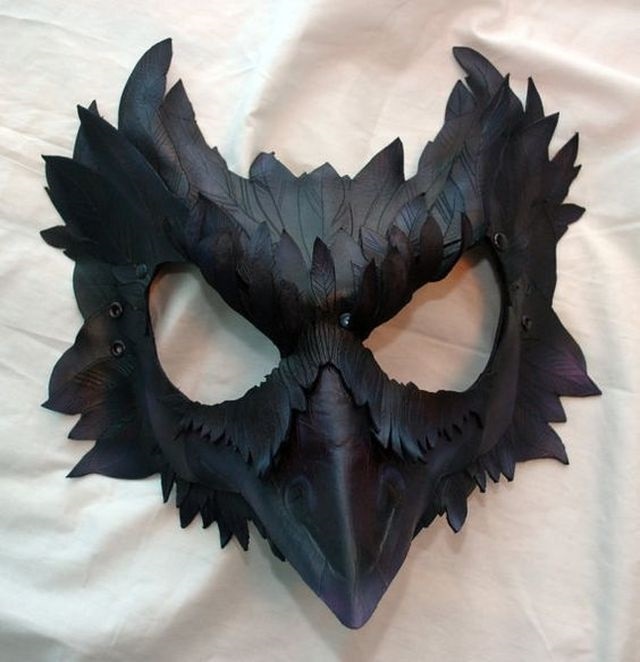 Мастер-класс по изготовлению костюма ворона и вороны из маски, накидки и перьев