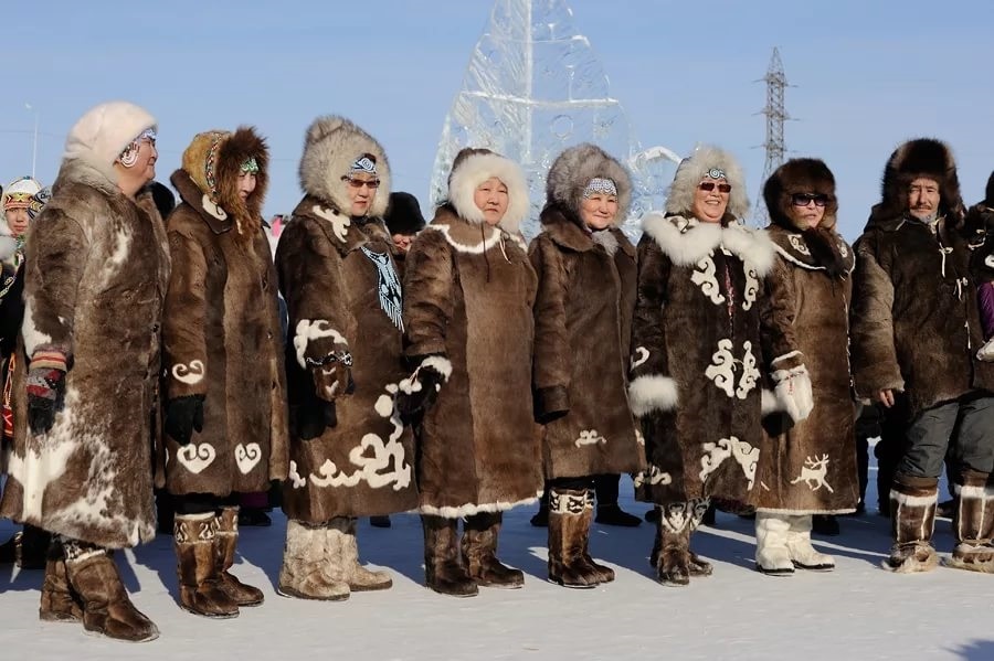 Традиционная меховая обувь народов сибири и востока. Одежда оленеводов крайнего севера. Якутск костюмы народов севера. Народы севера якуты национальный костюм. Зимняя одежда народов севера.