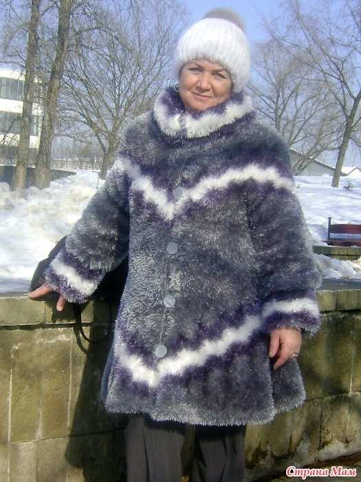 Вязаное пальто из травки