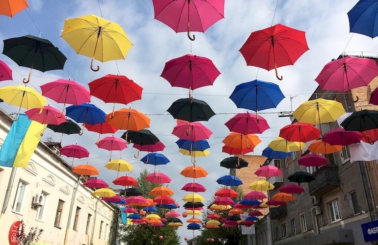 День разноцветных зонтов 013