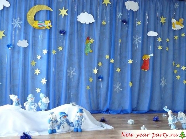 Украшение музыкального зала к новому году в детском саду 011