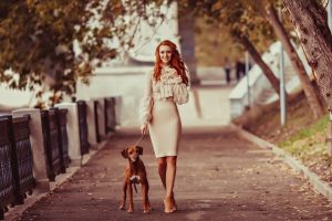 Фото рыжая девушка с собакой012