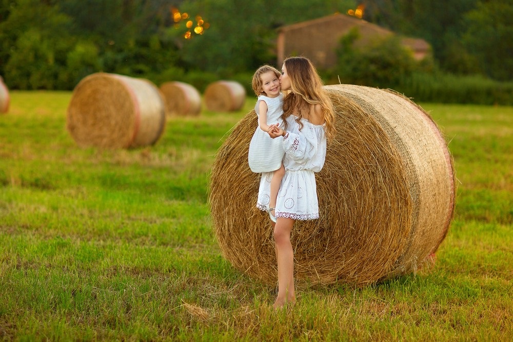 Сена 2016. Фотосессия с сеном. Фотосессия на сене в поле. Фотосессия в стогах с ребенком. Фотосессии в стогах сена семьей.