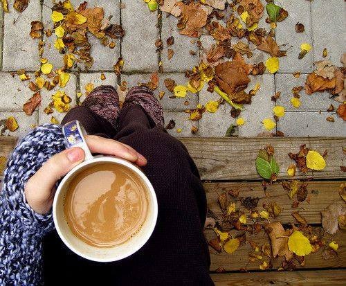 Милые фото девушки осенью с кофе 13