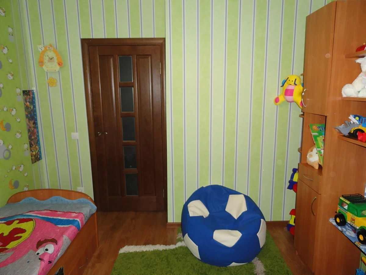 Детская комната c дверью