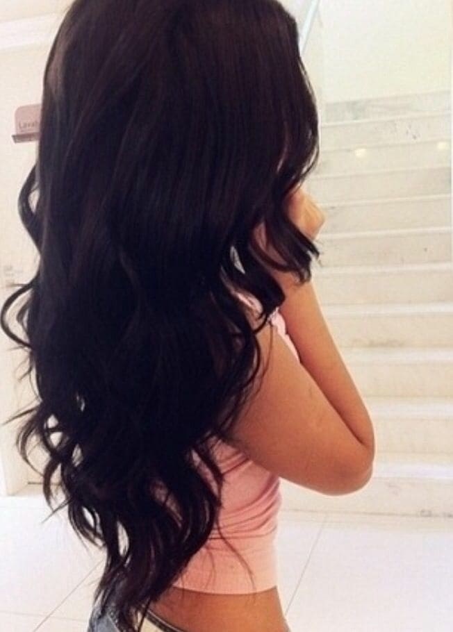 Фотография девушки со спины с длинными волосами брюнетки