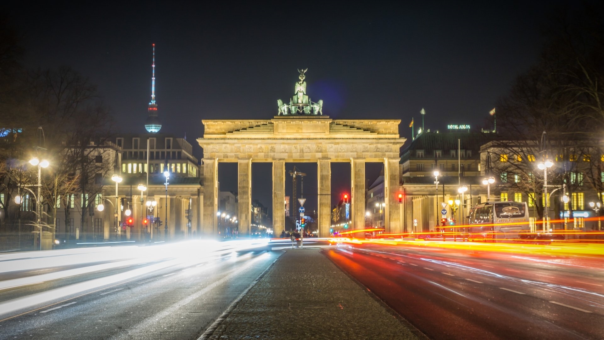 Сторона берлин. Бранденбургские ворота. Бранденбургские ворота в Берлине ночью. Ночной Берлин. Бранденбургские ворота 8 мая 2020.