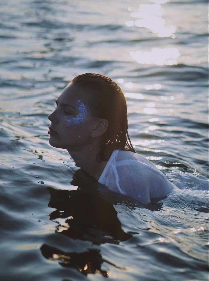 Красивые фотографии девушек в воде 009