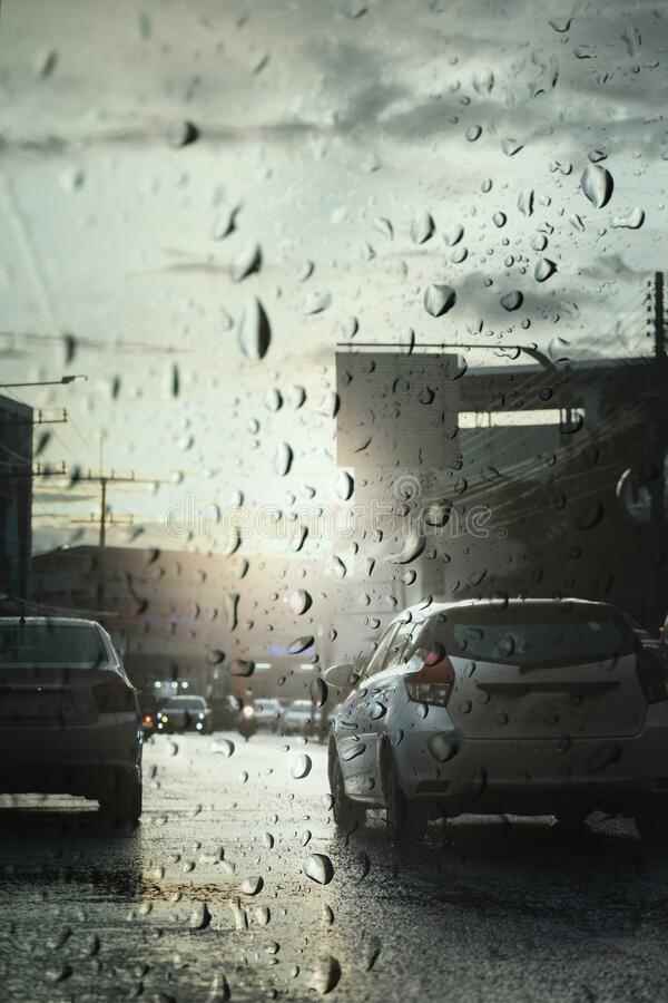 Обои с городскими улицами в дождливый день 011