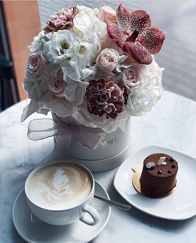 Цветы и кофе на фото создадут уютную атмосферу на столе (30)