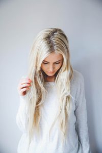 Фото девушки с белыми длинными волосами 32