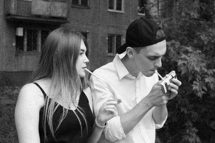 Ава девушка и парень с сигаретой 2