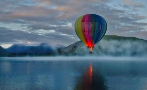Воздушные шары, плывущие над озером   картинка 8