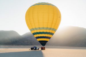 Воздушный шар надувается над пустыней   прикольные картинки 9