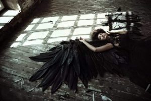 Девушка с крыльями и в черном платье   интересные фото 9
