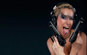 Женщина в киберкостюме с пистолетом   классные картинки 9