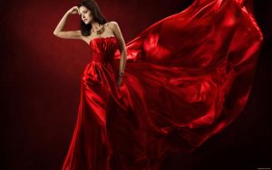 Женщина в красном платье стоит перед красной стеной   классные картинки 9