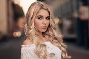 Женщина с длинными светлыми волосами и голубыми глазами 9