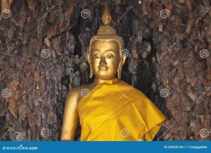 Золотая статуя будды с синим камнем в центре   классные картинки 9