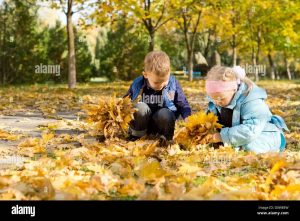 Картина с изображением детей, играющих в листьях 9