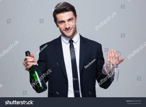 Мужчина в костюме с бокалом вина в руках   новые картинки 9