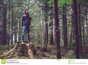 Мужчина делает трюк в лесу   подборка картинок 9